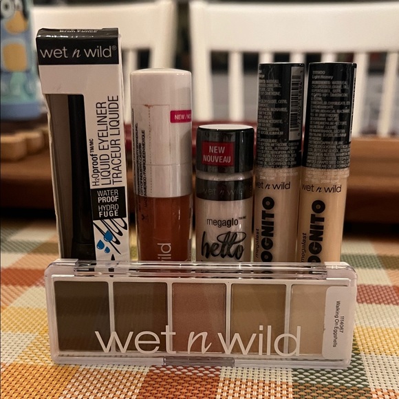 Wet n Wild Makeup Collection - Picture 1 of 1